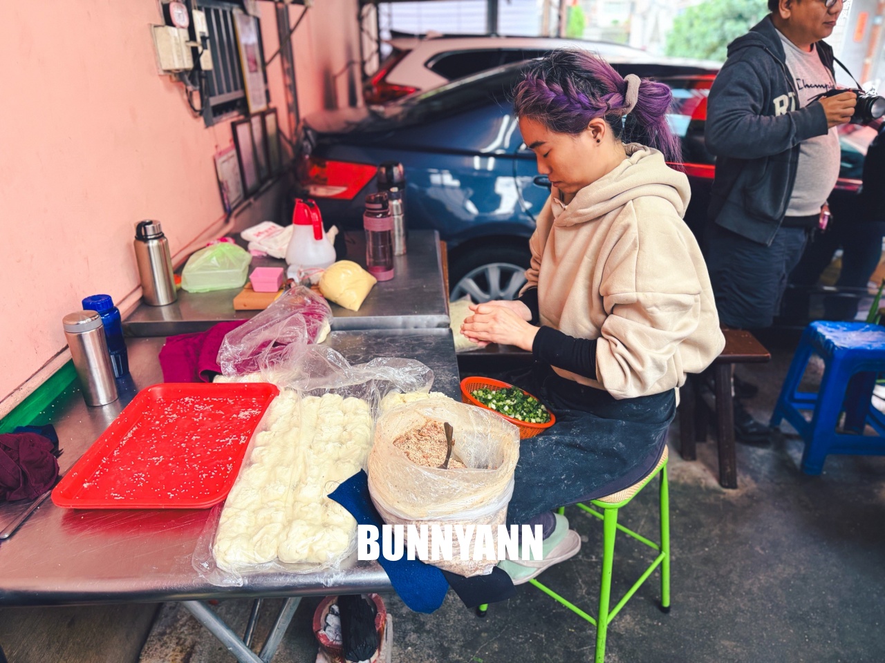 新北蘆洲【海伯胡椒餅】巷弄內炭火香氣逼人，滿滿蔥花與爆漿肉汁，在地人激推的銅板下午茶！