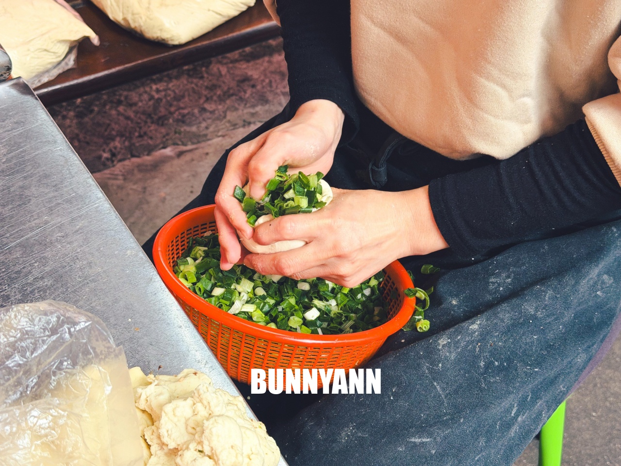 新北蘆洲【海伯胡椒餅】巷弄內炭火香氣逼人，滿滿蔥花與爆漿肉汁，在地人激推的銅板下午茶！