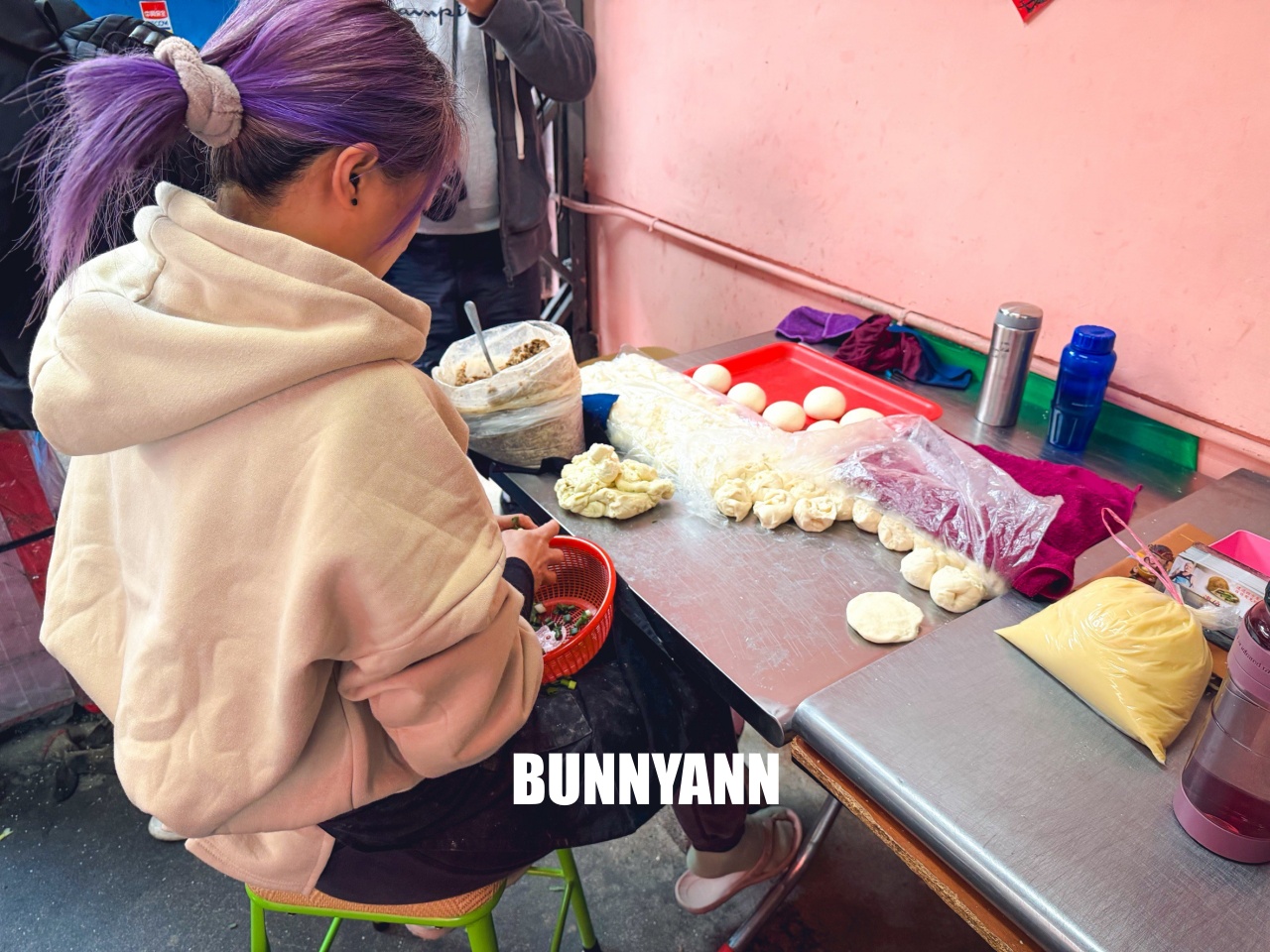 新北蘆洲【海伯胡椒餅】巷弄內炭火香氣逼人，滿滿蔥花與爆漿肉汁，在地人激推的銅板下午茶！