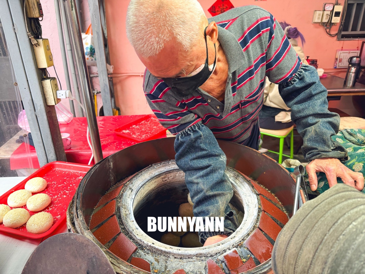 新北蘆洲【海伯胡椒餅】巷弄內炭火香氣逼人，滿滿蔥花與爆漿肉汁，在地人激推的銅板下午茶！