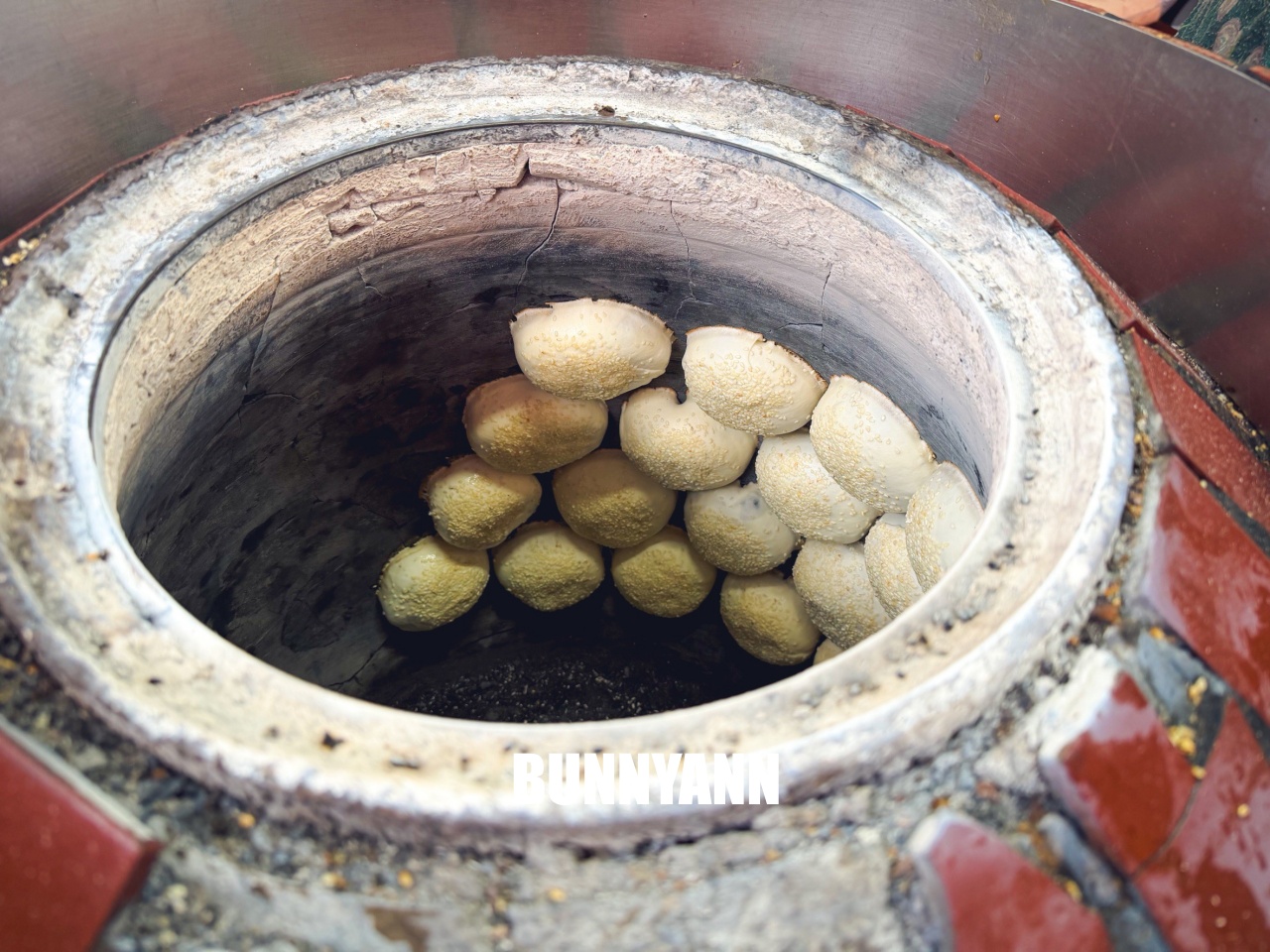 新北蘆洲【海伯胡椒餅】巷弄內炭火香氣逼人，滿滿蔥花與爆漿肉汁，在地人激推的銅板下午茶！