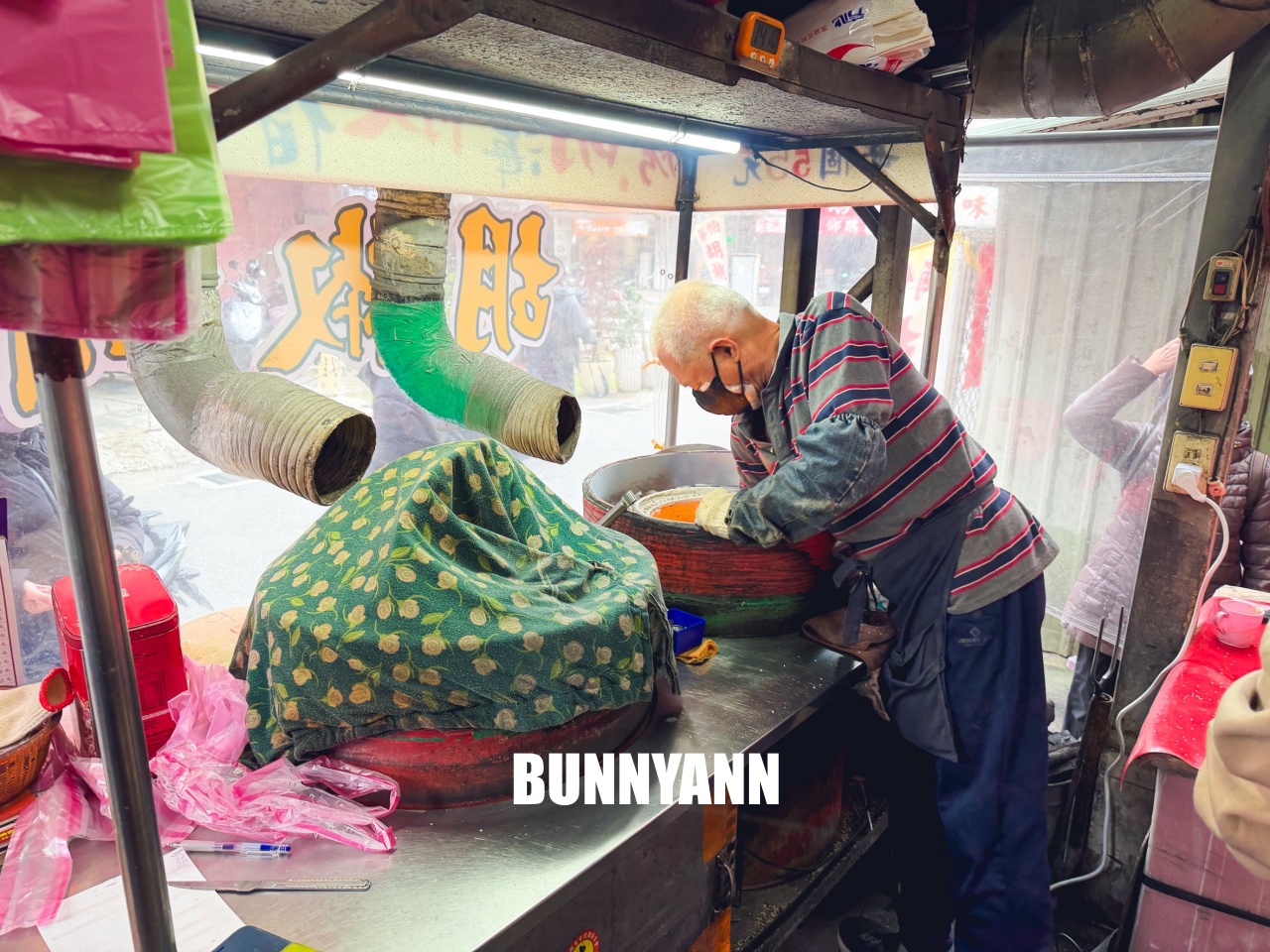 新北蘆洲【海伯胡椒餅】巷弄內炭火香氣逼人，滿滿蔥花與爆漿肉汁，在地人激推的銅板下午茶！