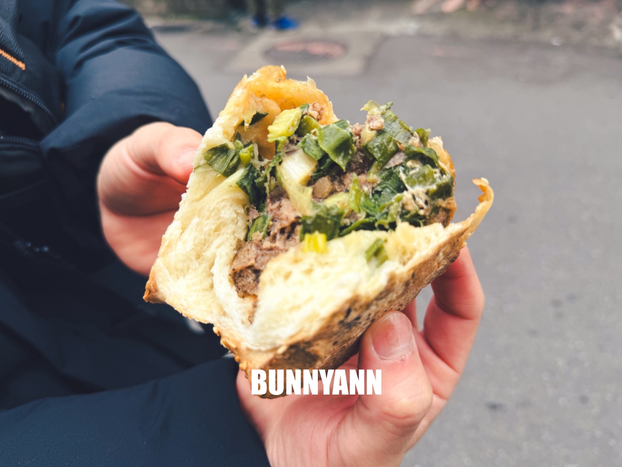 新北蘆洲【海伯胡椒餅】巷弄內炭火香氣逼人，滿滿蔥花與爆漿肉汁，在地人激推的銅板下午茶！