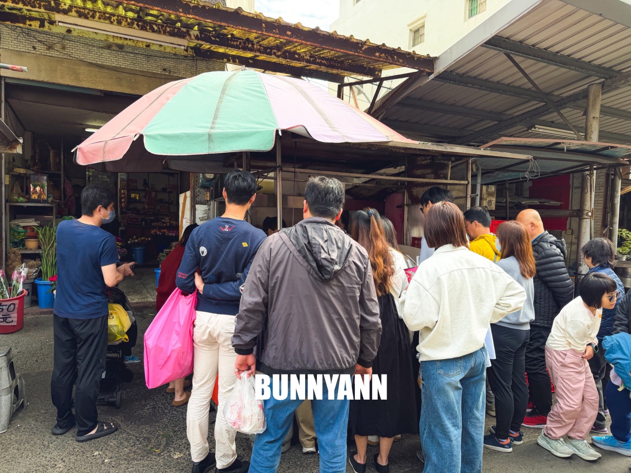 苗栗傳說中的秒殺炸雞！苑裡菜市場炸雞，市場內的人氣傳奇，大家手速都沒在客氣的。