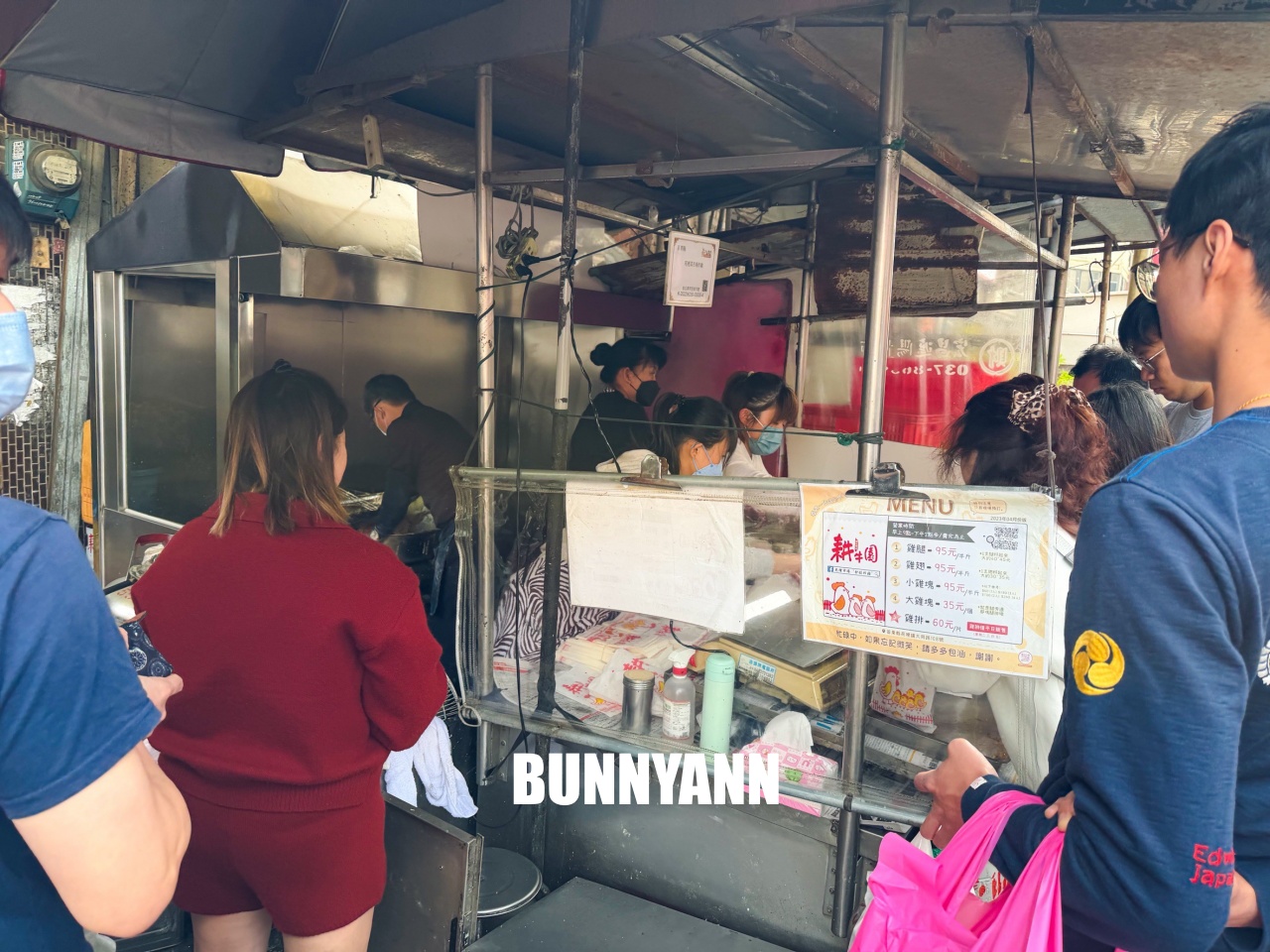 苗栗傳說中的秒殺炸雞！苑裡菜市場炸雞，市場內的人氣傳奇，大家手速都沒在客氣的。