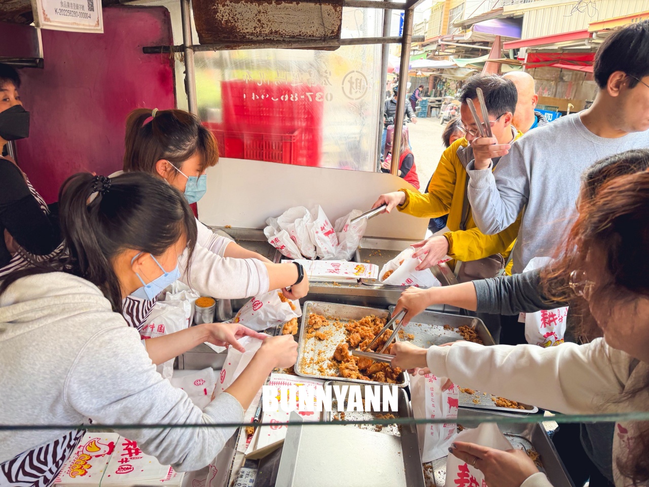 苗栗傳說中的秒殺炸雞！苑裡菜市場炸雞，市場內的人氣傳奇，大家手速都沒在客氣的。
