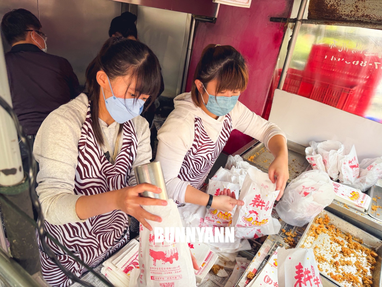 苗栗傳說中的秒殺炸雞！苑裡菜市場炸雞，市場內的人氣傳奇，大家手速都沒在客氣的。