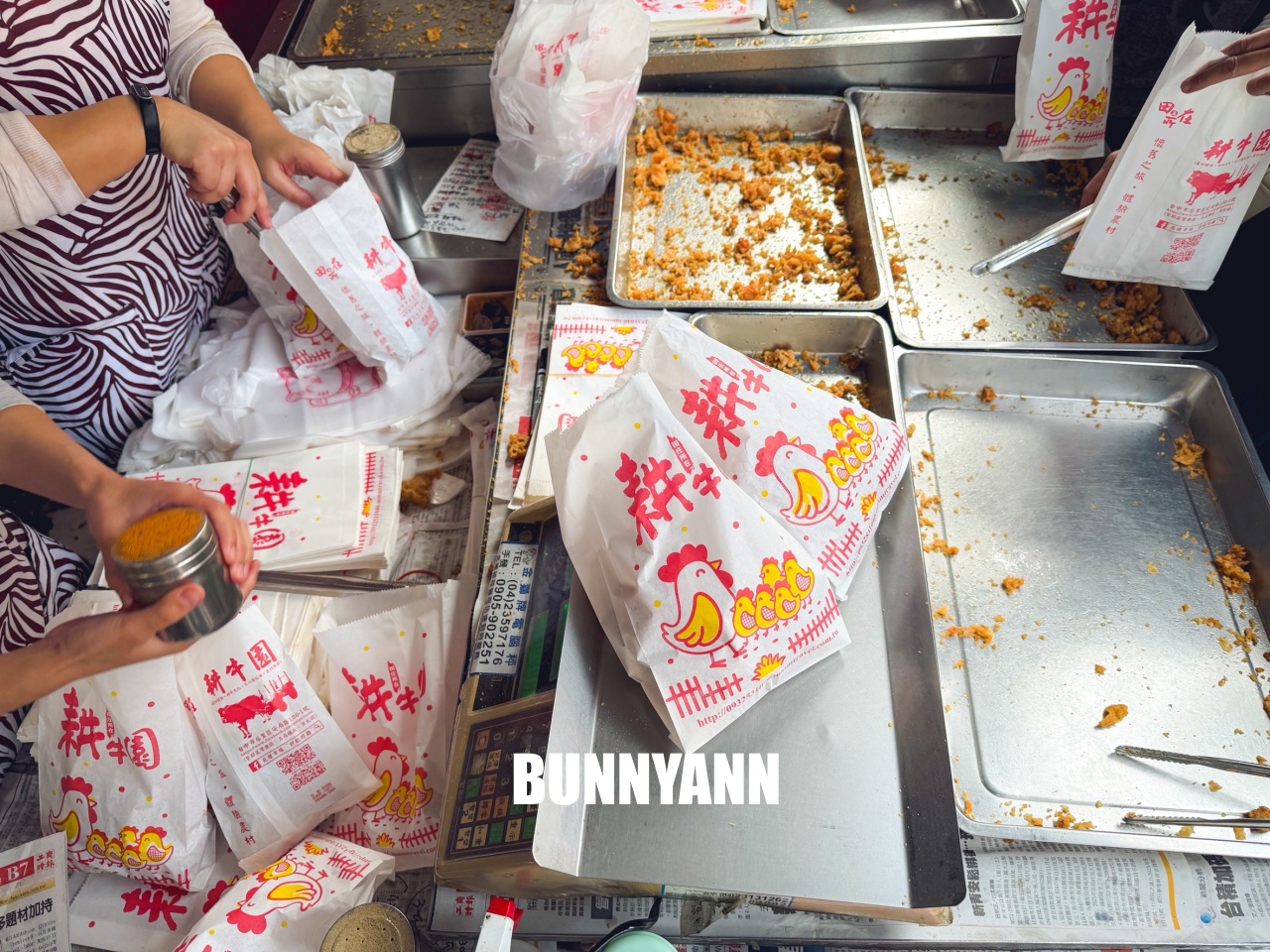 苗栗傳說中的秒殺炸雞！苑裡菜市場炸雞，市場內的人氣傳奇，大家手速都沒在客氣的。