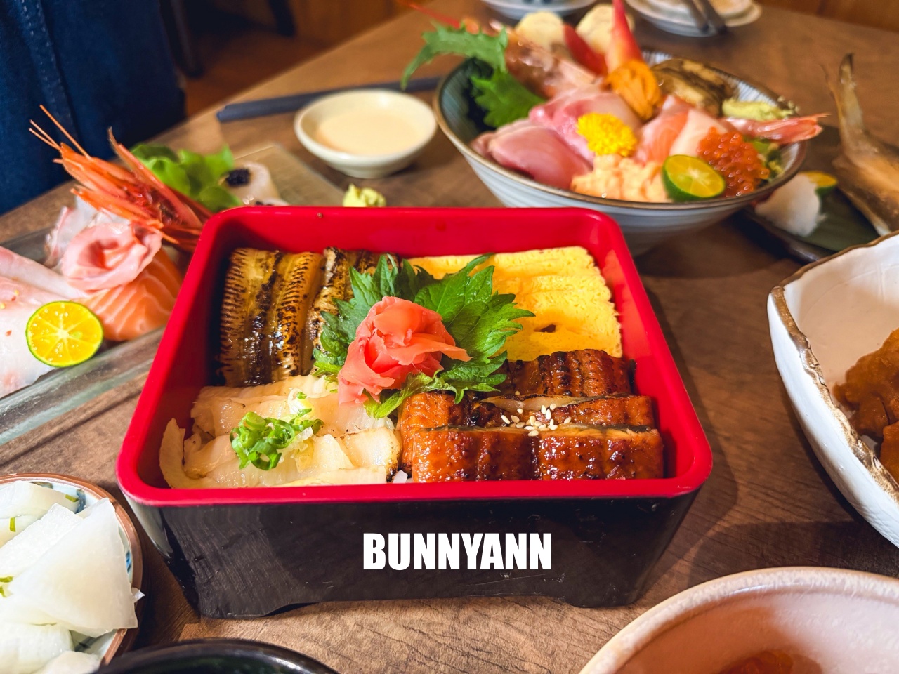 新北美食》終於衷魚，新莊巷弄內超人氣日式丼飯，滿滿生魚片太犯規，濃厚昭和復古風情！