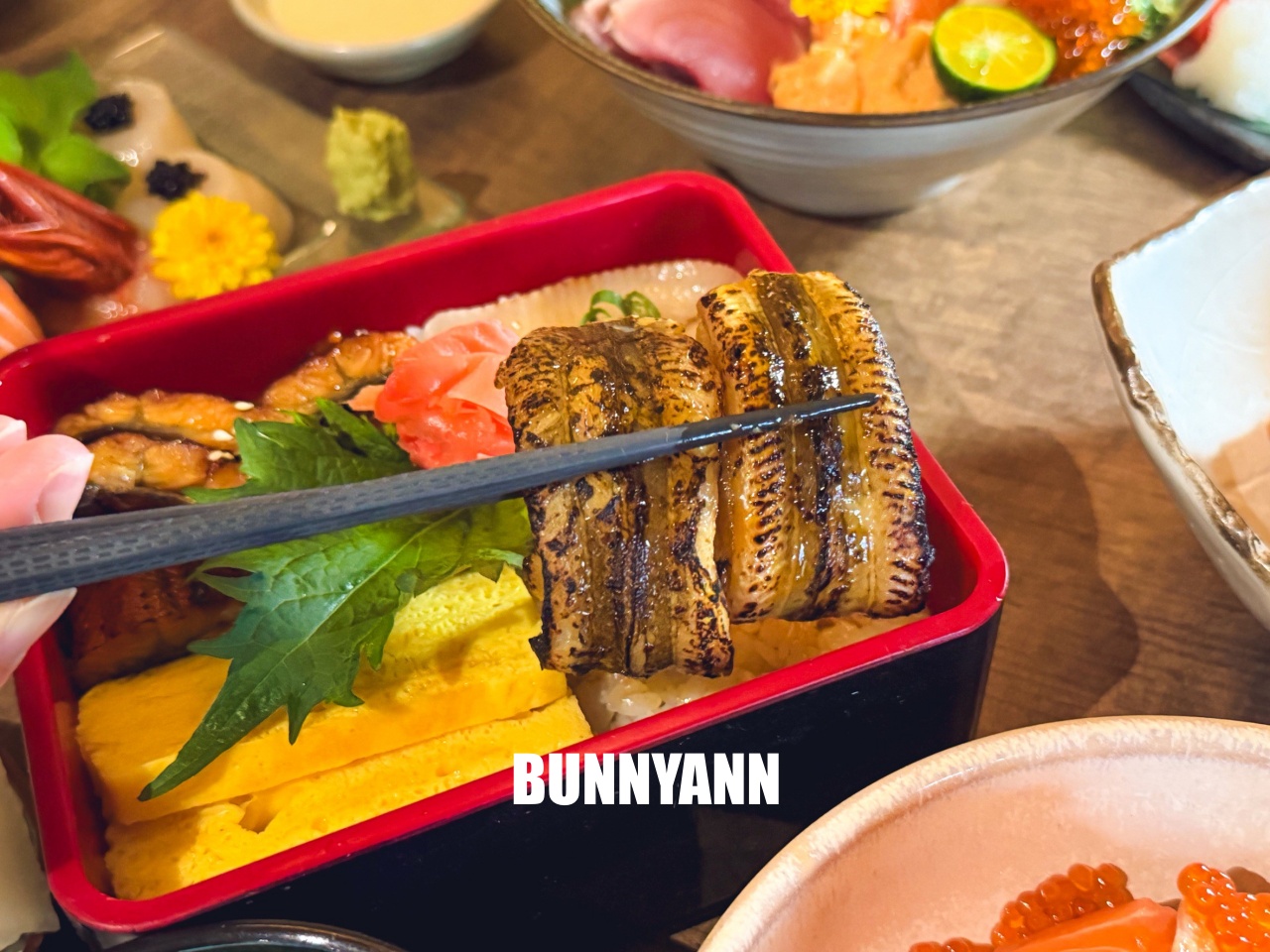 新北美食》終於衷魚，新莊巷弄內超人氣日式丼飯，滿滿生魚片太犯規，濃厚昭和復古風情！