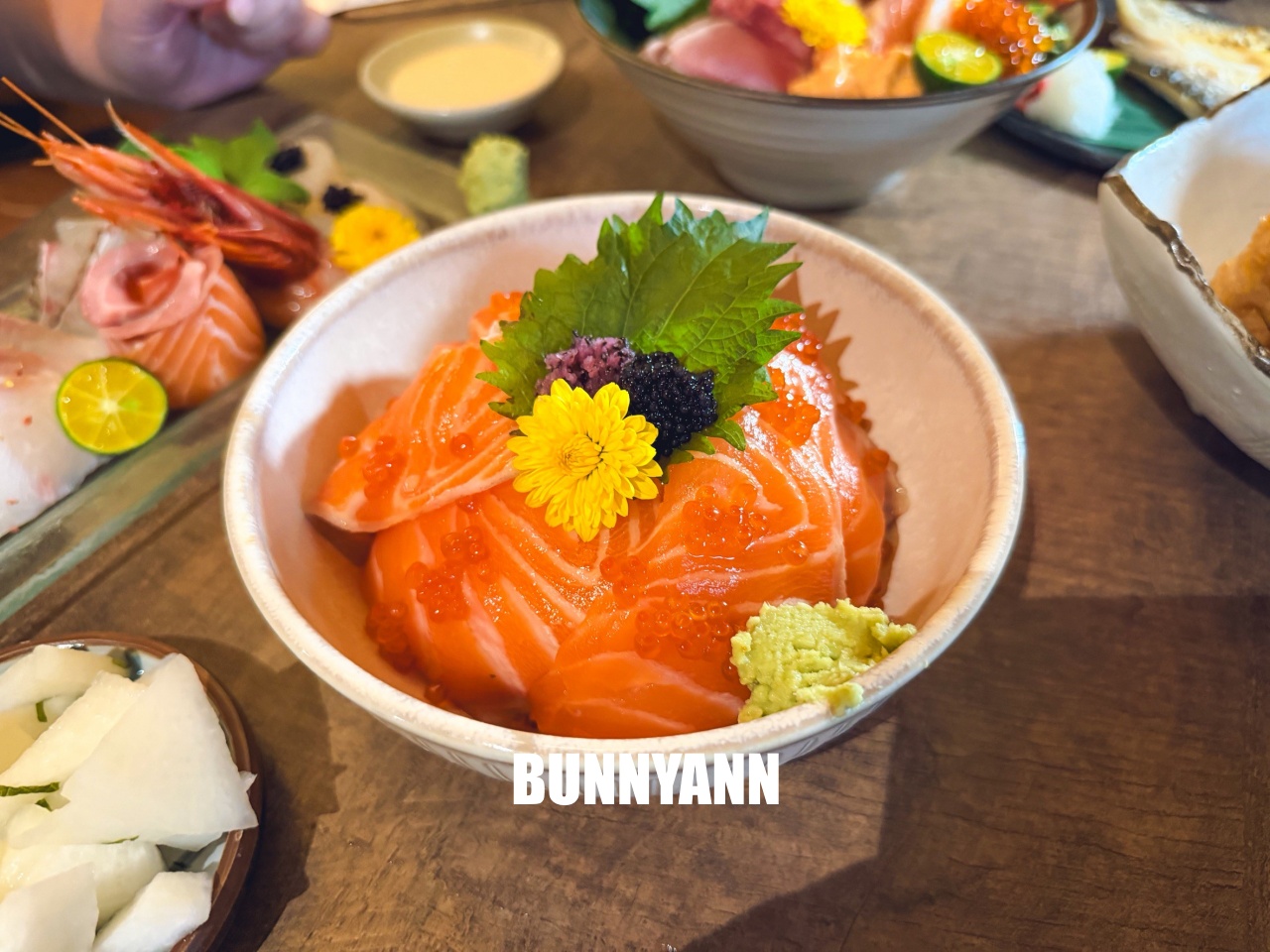 新北美食》終於衷魚，新莊巷弄內超人氣日式丼飯，滿滿生魚片太犯規，濃厚昭和復古風情！