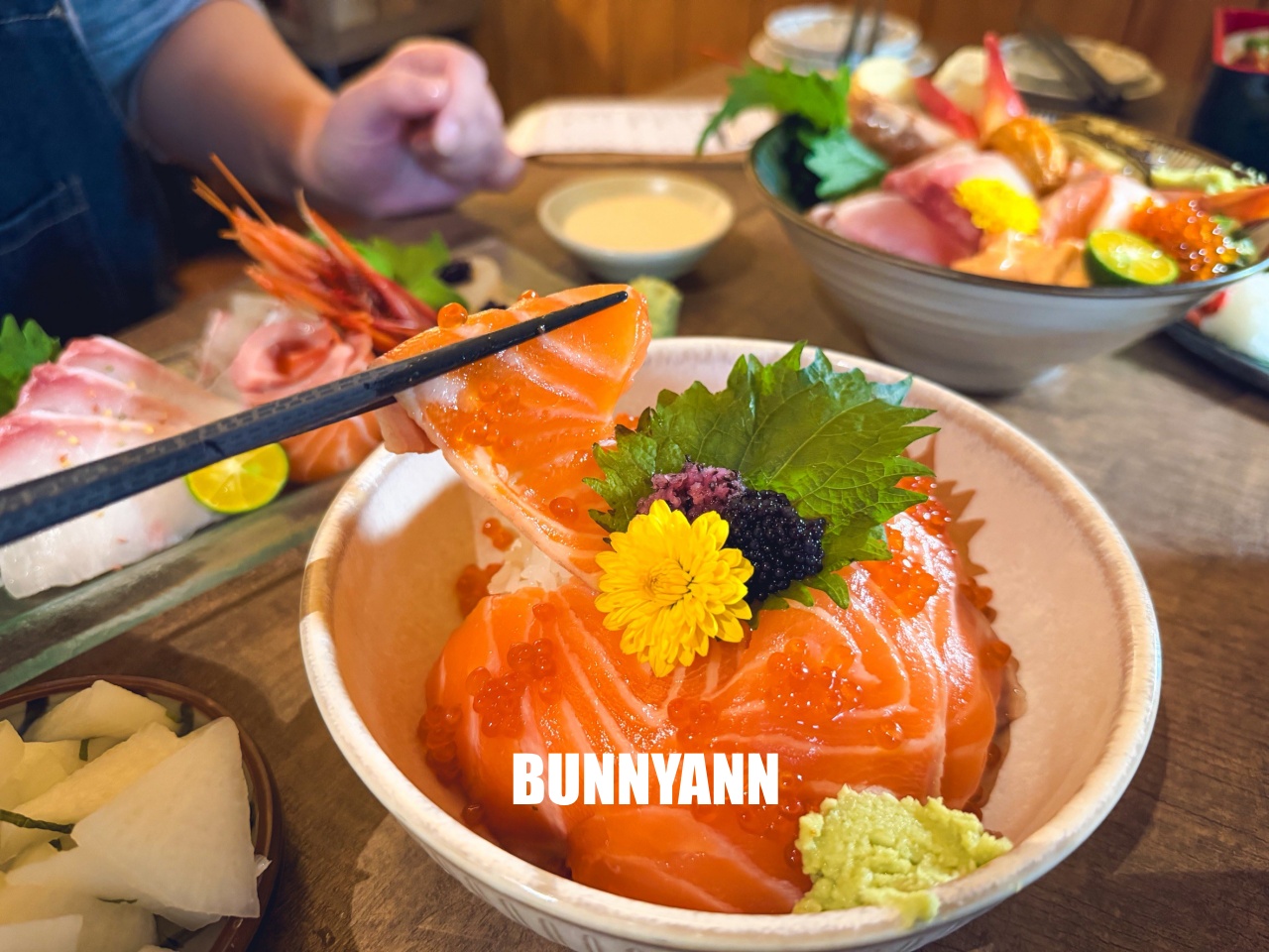 新北美食》終於衷魚，新莊巷弄內超人氣日式丼飯，滿滿生魚片太犯規，濃厚昭和復古風情！