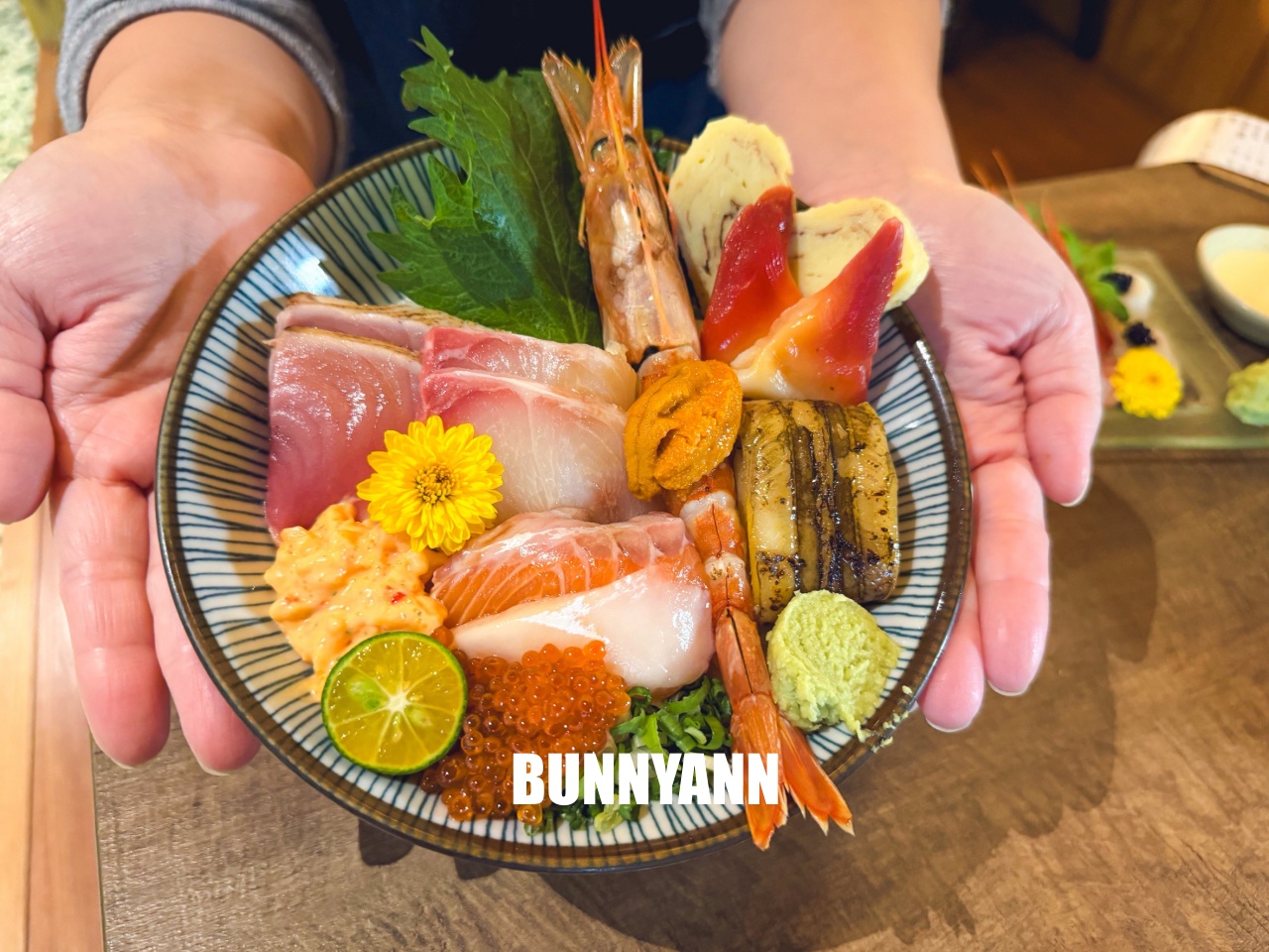 新北美食》終於衷魚，新莊巷弄內超人氣日式丼飯，滿滿生魚片太犯規，濃厚昭和復古風情！