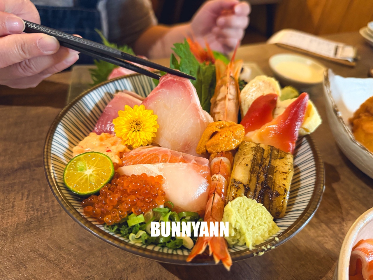 新北美食》終於衷魚，新莊巷弄內超人氣日式丼飯，滿滿生魚片太犯規，濃厚昭和復古風情！