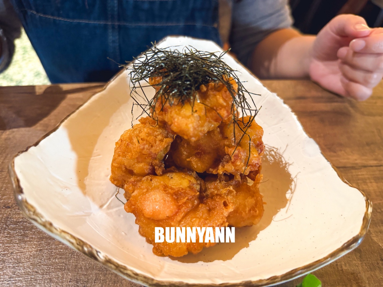 新北美食》終於衷魚，新莊巷弄內超人氣日式丼飯，滿滿生魚片太犯規，濃厚昭和復古風情！