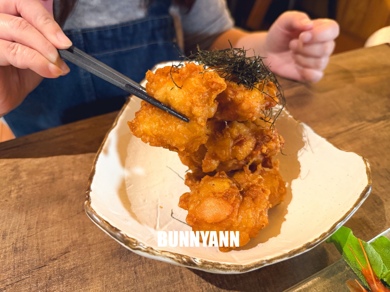 新北美食》終於衷魚，新莊巷弄內超人氣日式丼飯，滿滿生魚片太犯規，濃厚昭和復古風情！