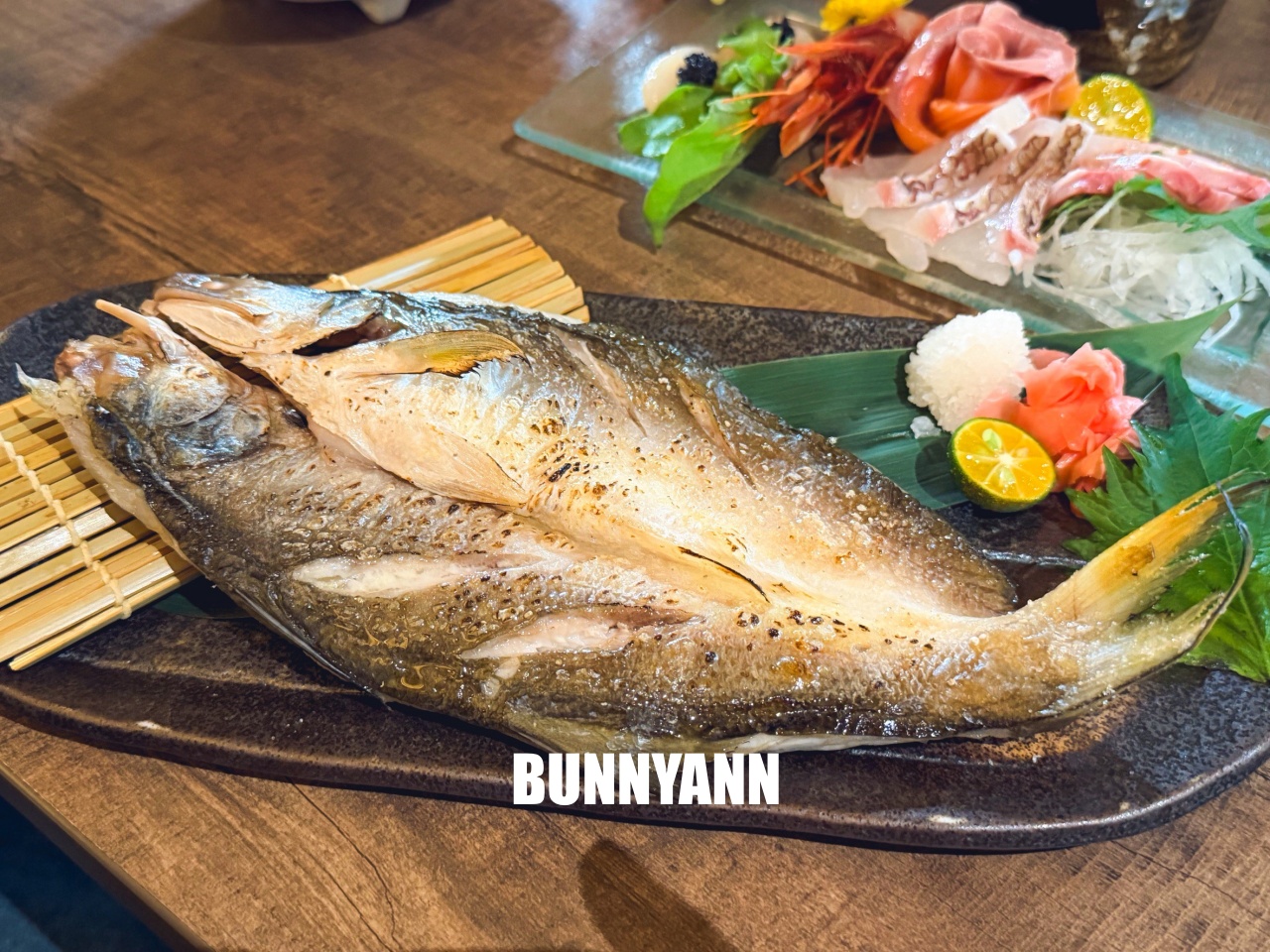 新北美食》終於衷魚，新莊巷弄內超人氣日式丼飯，滿滿生魚片太犯規，濃厚昭和復古風情！