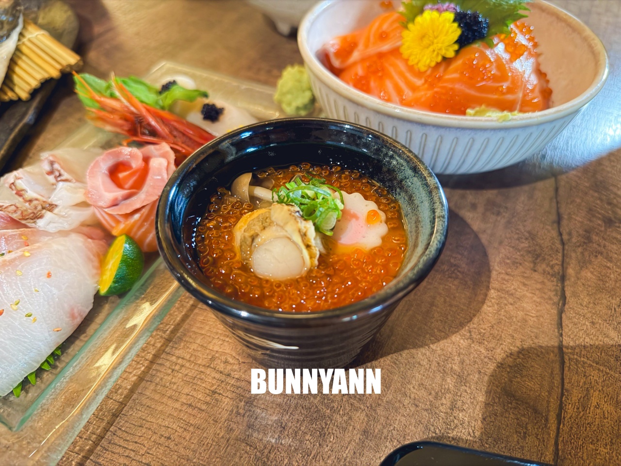 新北美食》終於衷魚，新莊巷弄內超人氣日式丼飯，滿滿生魚片太犯規，濃厚昭和復古風情！