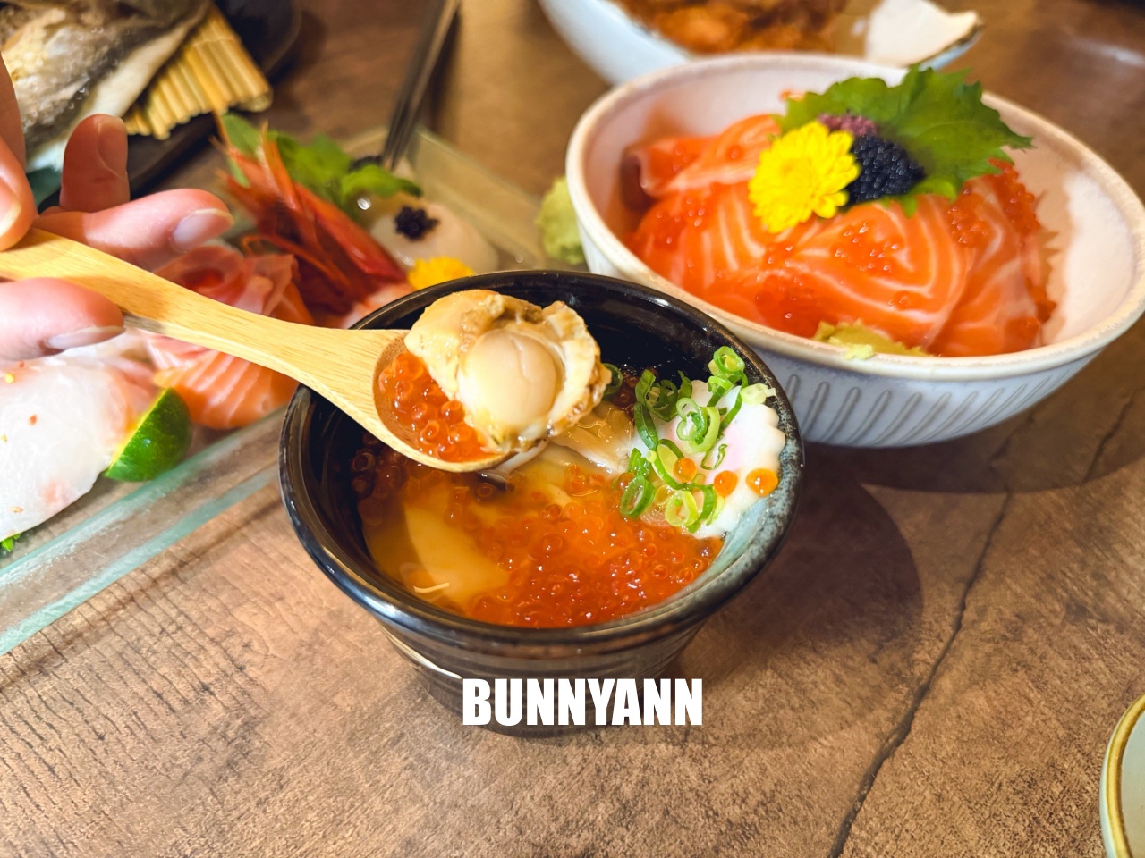 新北美食》終於衷魚，新莊巷弄內超人氣日式丼飯，滿滿生魚片太犯規，濃厚昭和復古風情！