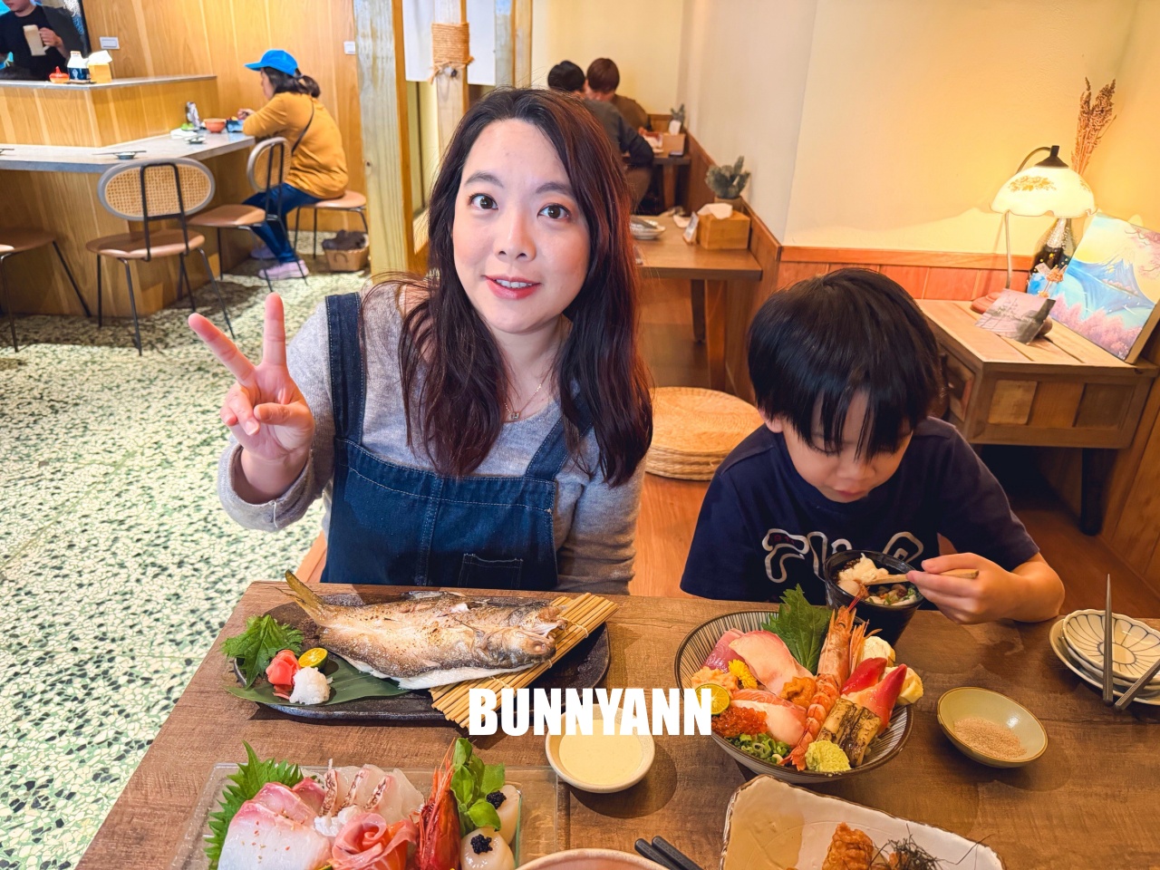 新北美食》終於衷魚，新莊巷弄內超人氣日式丼飯，滿滿生魚片太犯規，濃厚昭和復古風情！