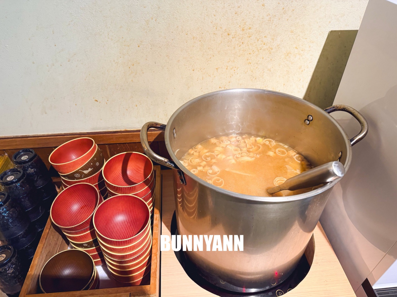 新北美食》終於衷魚，新莊巷弄內超人氣日式丼飯，滿滿生魚片太犯規，濃厚昭和復古風情！