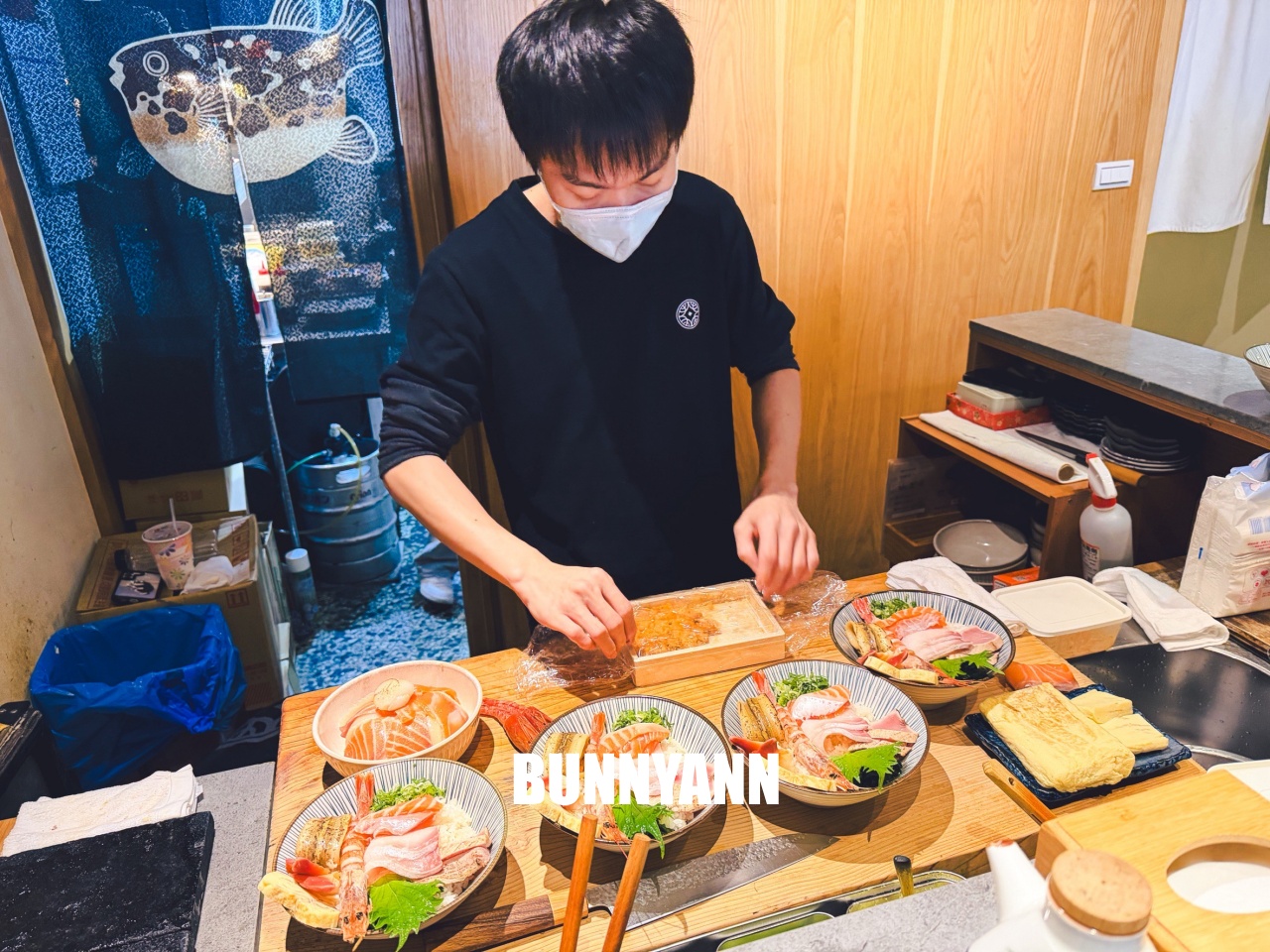 新北美食》終於衷魚，新莊巷弄內超人氣日式丼飯，滿滿生魚片太犯規，濃厚昭和復古風情！