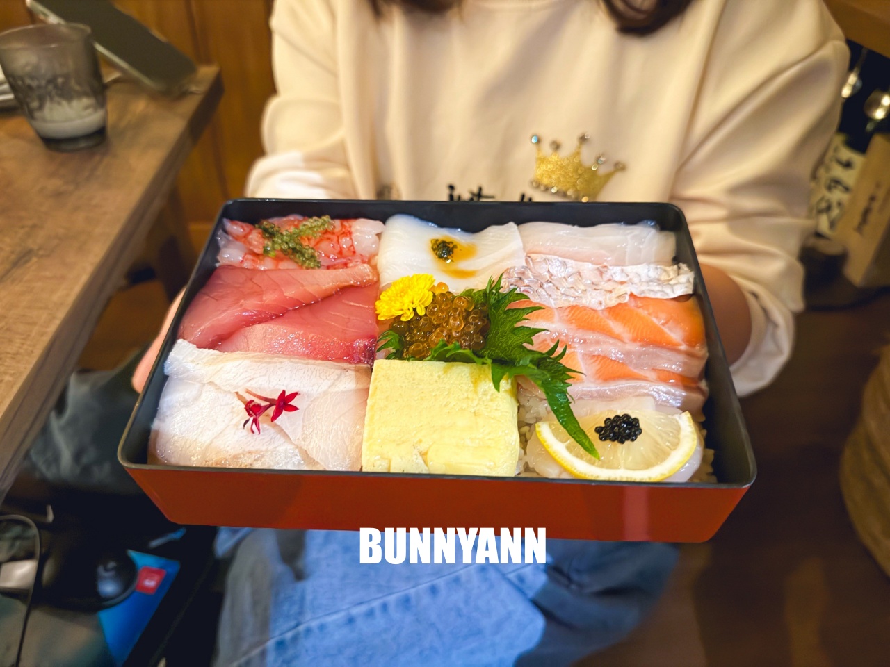 新北美食》終於衷魚，新莊巷弄內超人氣日式丼飯，滿滿生魚片太犯規，濃厚昭和復古風情！