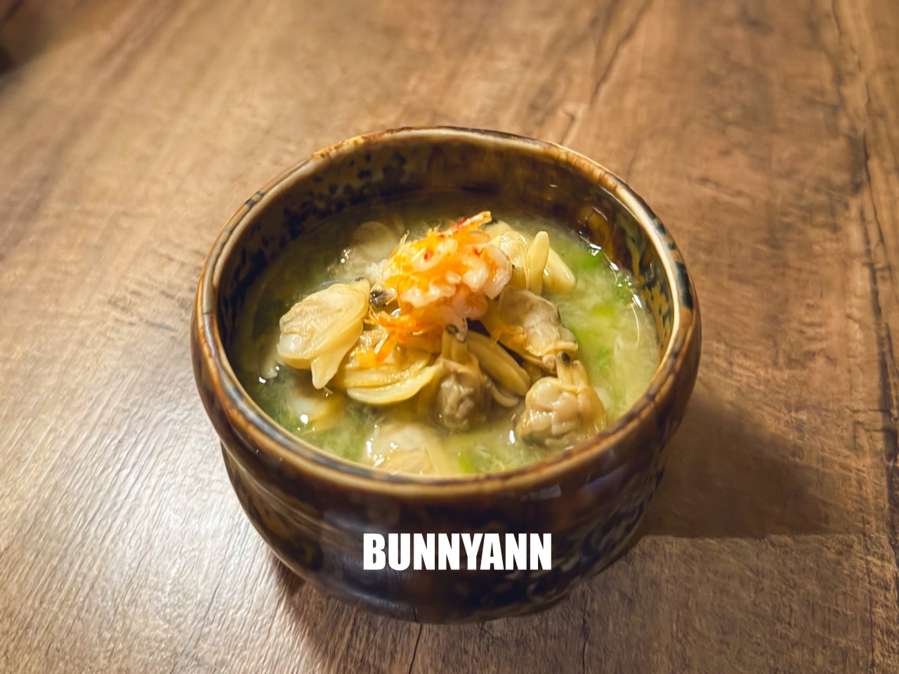 新北美食》終於衷魚，新莊巷弄內超人氣日式丼飯，滿滿生魚片太犯規，濃厚昭和復古風情！