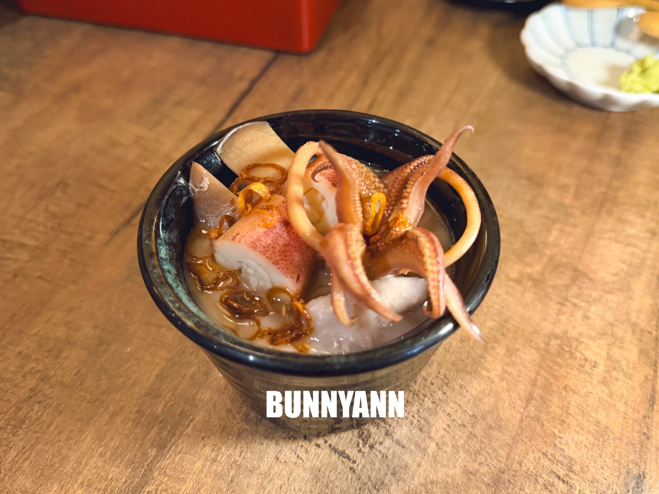 新北美食》終於衷魚，新莊巷弄內超人氣日式丼飯，滿滿生魚片太犯規，濃厚昭和復古風情！