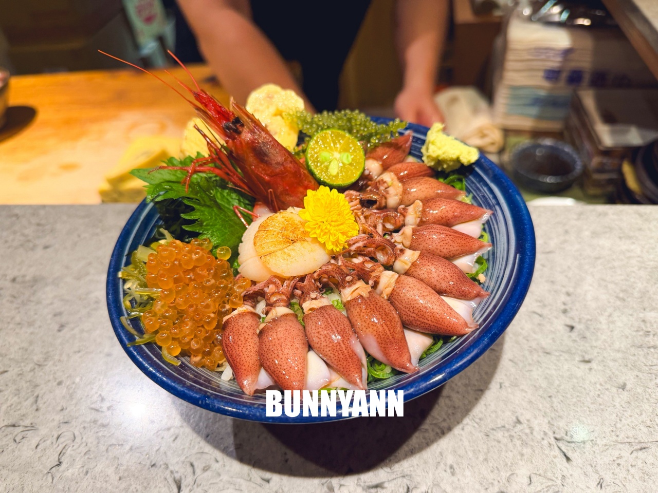 新北美食》終於衷魚，新莊巷弄內超人氣日式丼飯，滿滿生魚片太犯規，濃厚昭和復古風情！