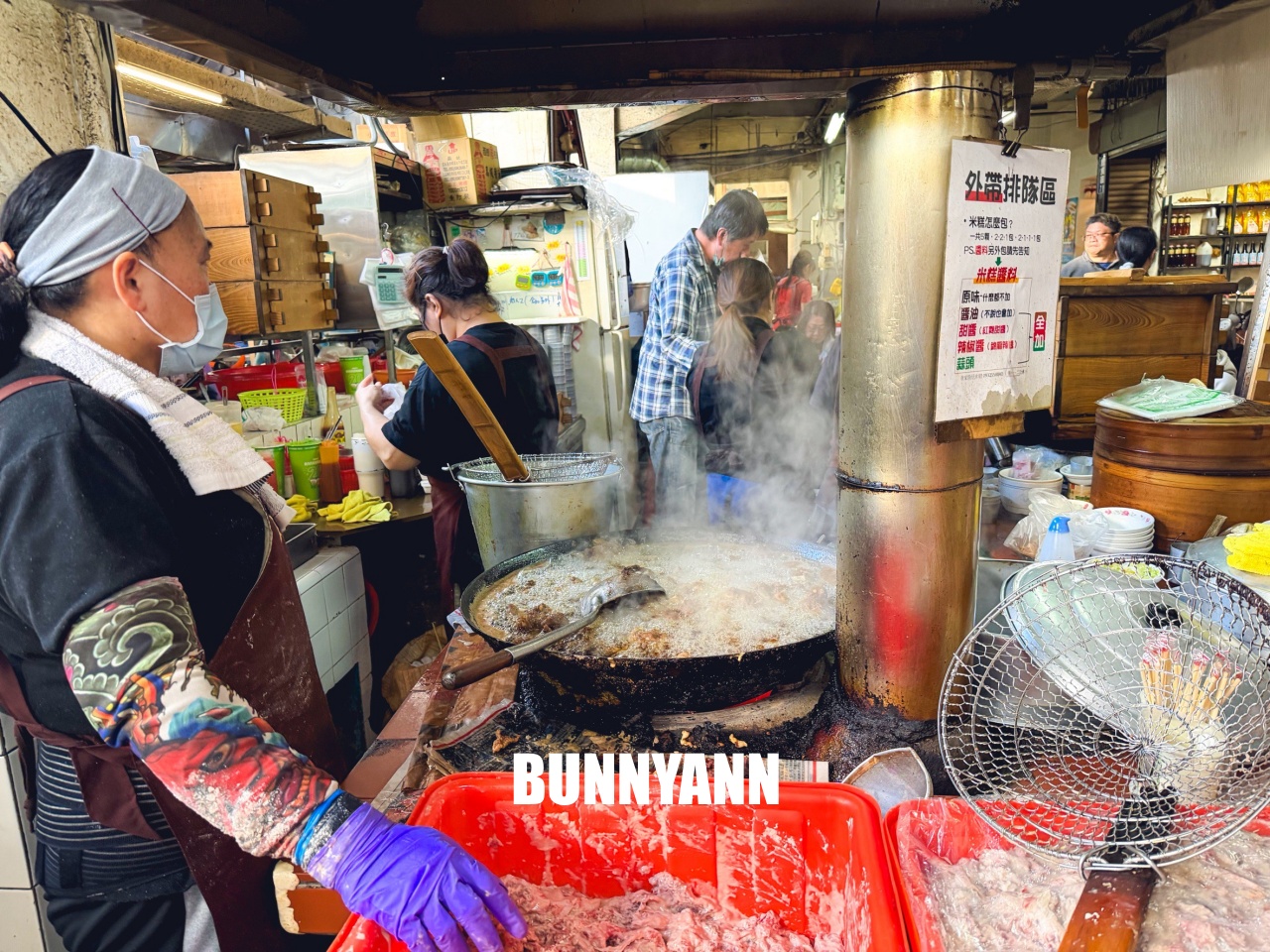 嘉義美食【袁家筒仔米糕排骨酥】東市場內必吃70年老店，現炸排骨酥湯CP值爆表！