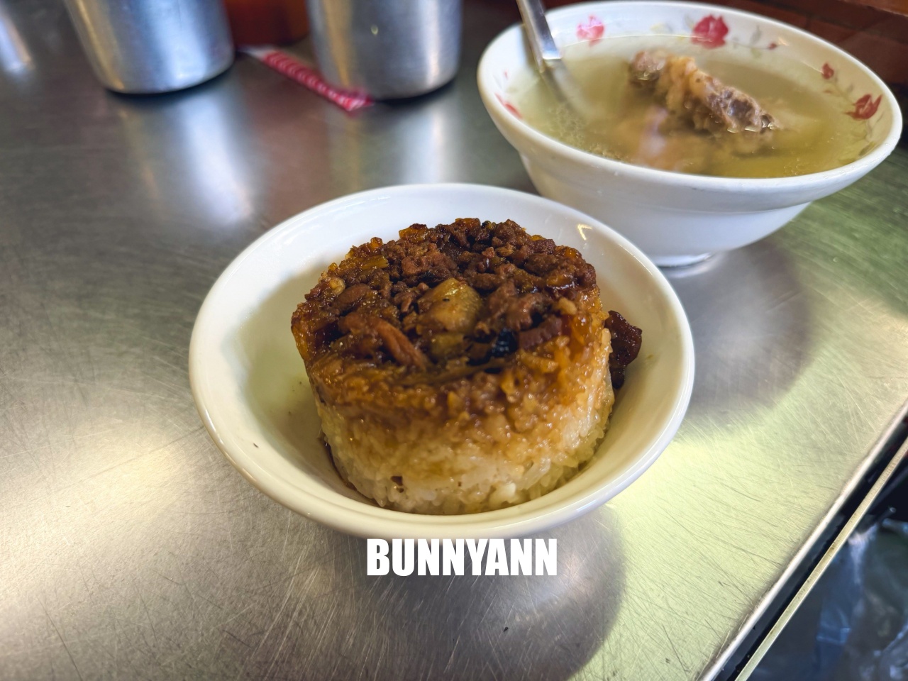 嘉義美食【袁家筒仔米糕排骨酥】東市場內必吃70年老店，現炸排骨酥湯CP值爆表！