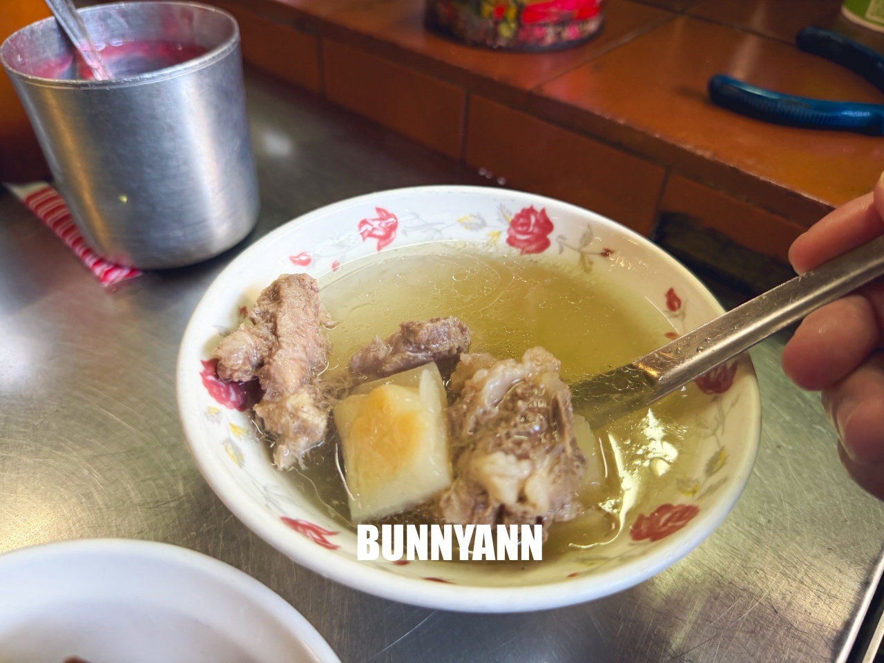 嘉義美食【袁家筒仔米糕排骨酥】東市場內必吃70年老店，現炸排骨酥湯CP值爆表！