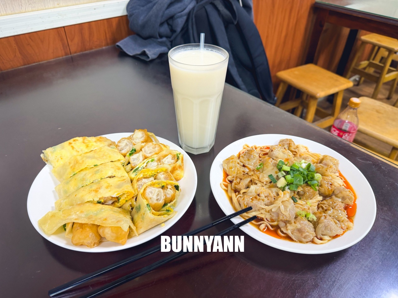 新竹阿婆早餐麵店，現桿雙黃油條蛋餅超巨大，川味抄手麵也是必點，CP值爆表！