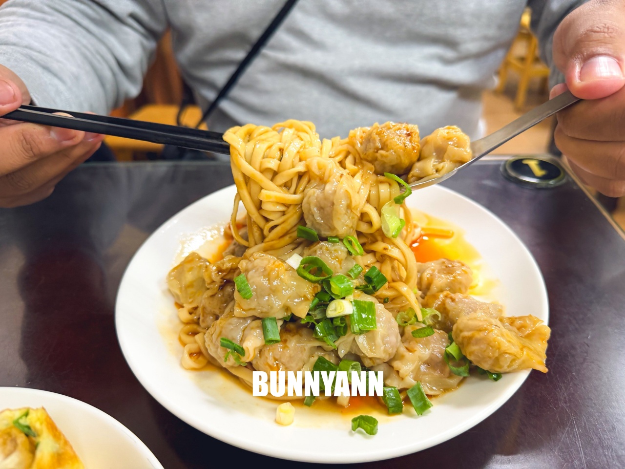 新竹阿婆早餐麵店，現桿雙黃油條蛋餅超巨大，川味抄手麵也是必點，CP值爆表！