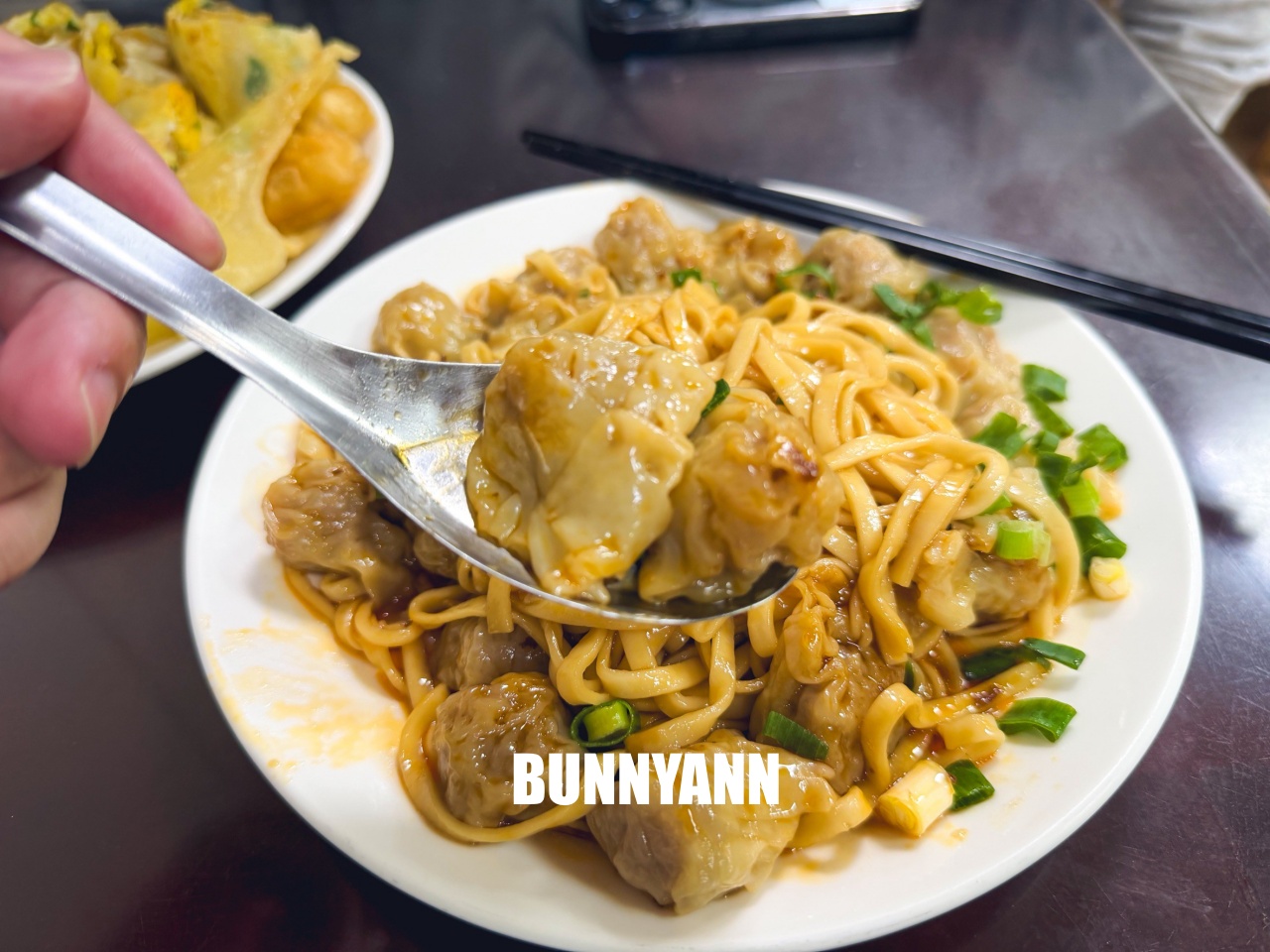 新竹阿婆早餐麵店，現桿雙黃油條蛋餅超巨大，川味抄手麵也是必點，CP值爆表！