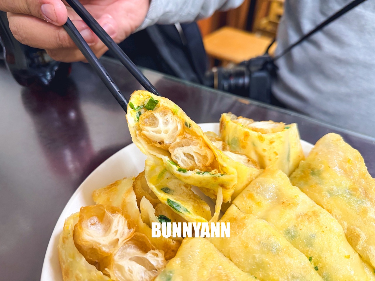 新竹阿婆早餐麵店，現桿雙黃油條蛋餅超巨大，川味抄手麵也是必點，CP值爆表！