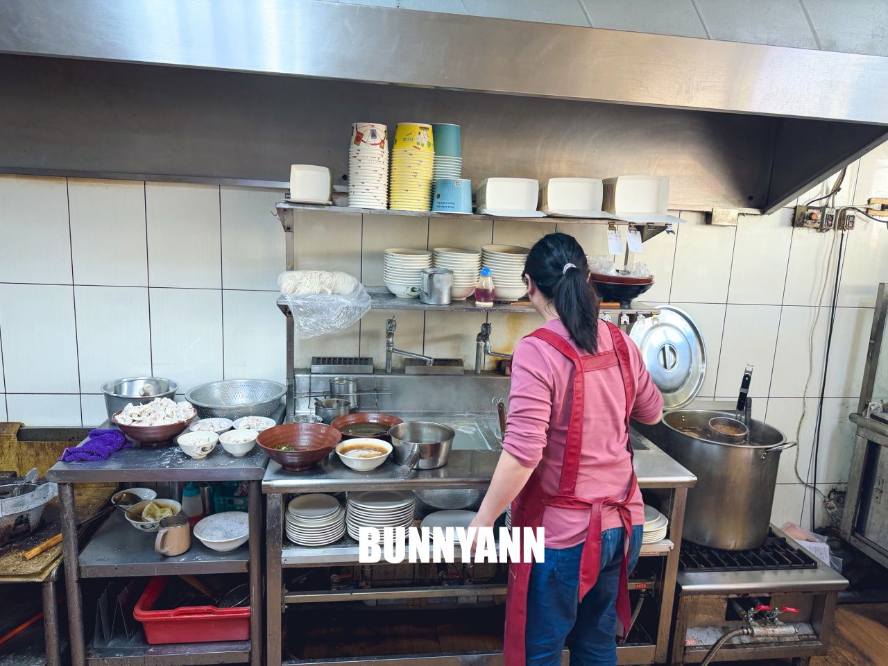 新竹阿婆早餐麵店，現桿雙黃油條蛋餅超巨大，川味抄手麵也是必點，CP值爆表！