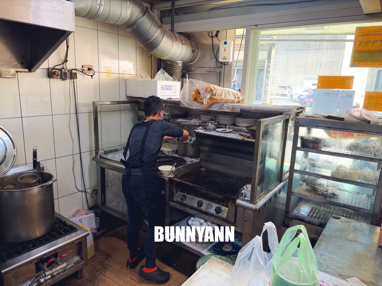 新竹阿婆早餐麵店，現桿雙黃油條蛋餅超巨大，川味抄手麵也是必點，CP值爆表！