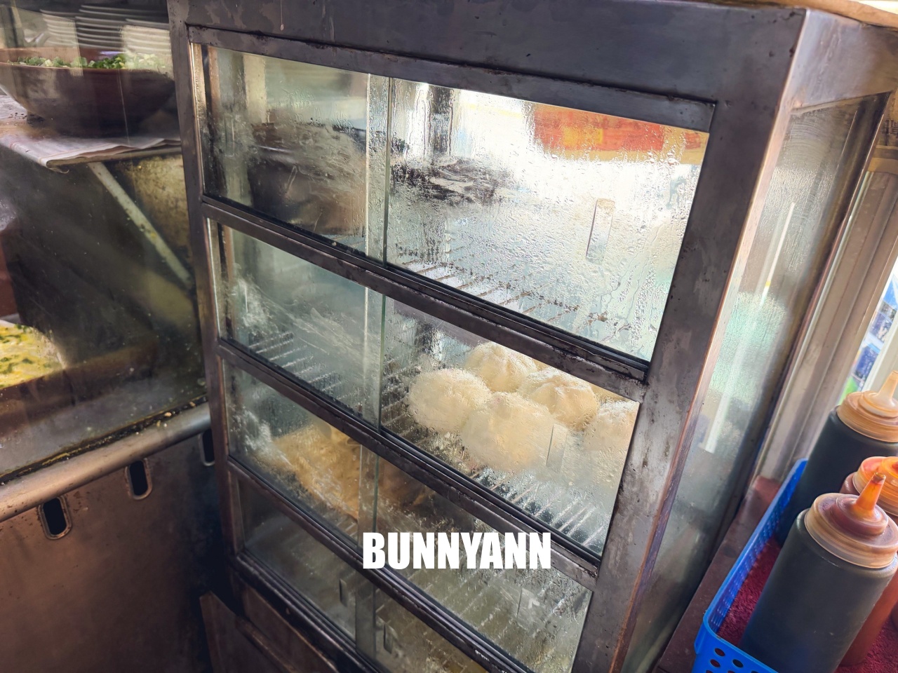 新竹阿婆早餐麵店，現桿雙黃油條蛋餅超巨大，川味抄手麵也是必點，CP值爆表！