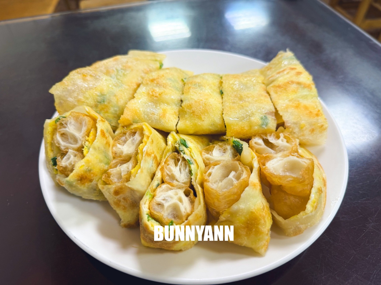 新竹阿婆早餐麵店，現桿雙黃油條蛋餅超巨大，川味抄手麵也是必點，CP值爆表！