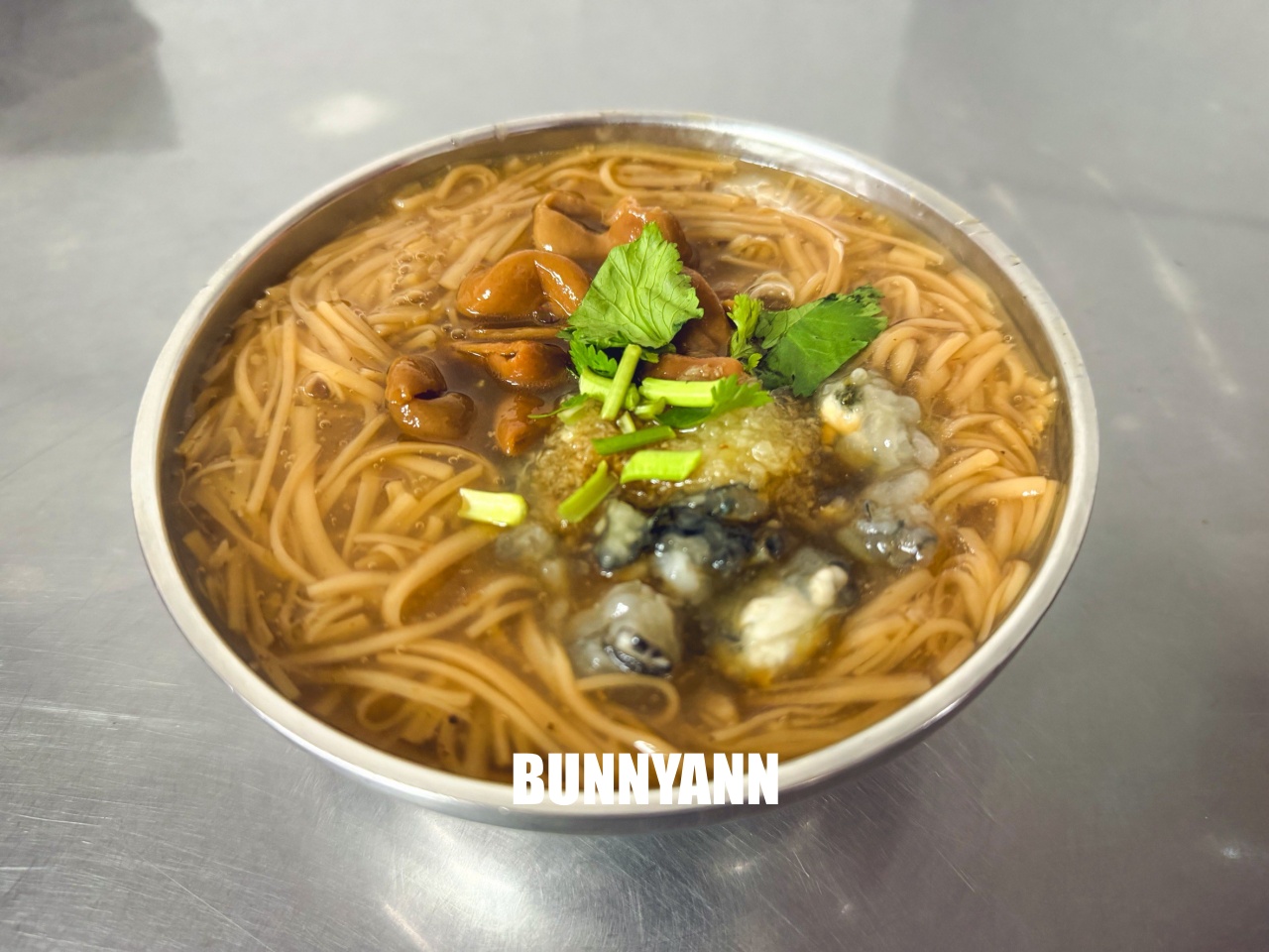 基隆美食「陳姐台灣食堂」！在地人私藏的平民銅板美味，超肥美大腸蚵仔麵線與滷豬腳必吃！