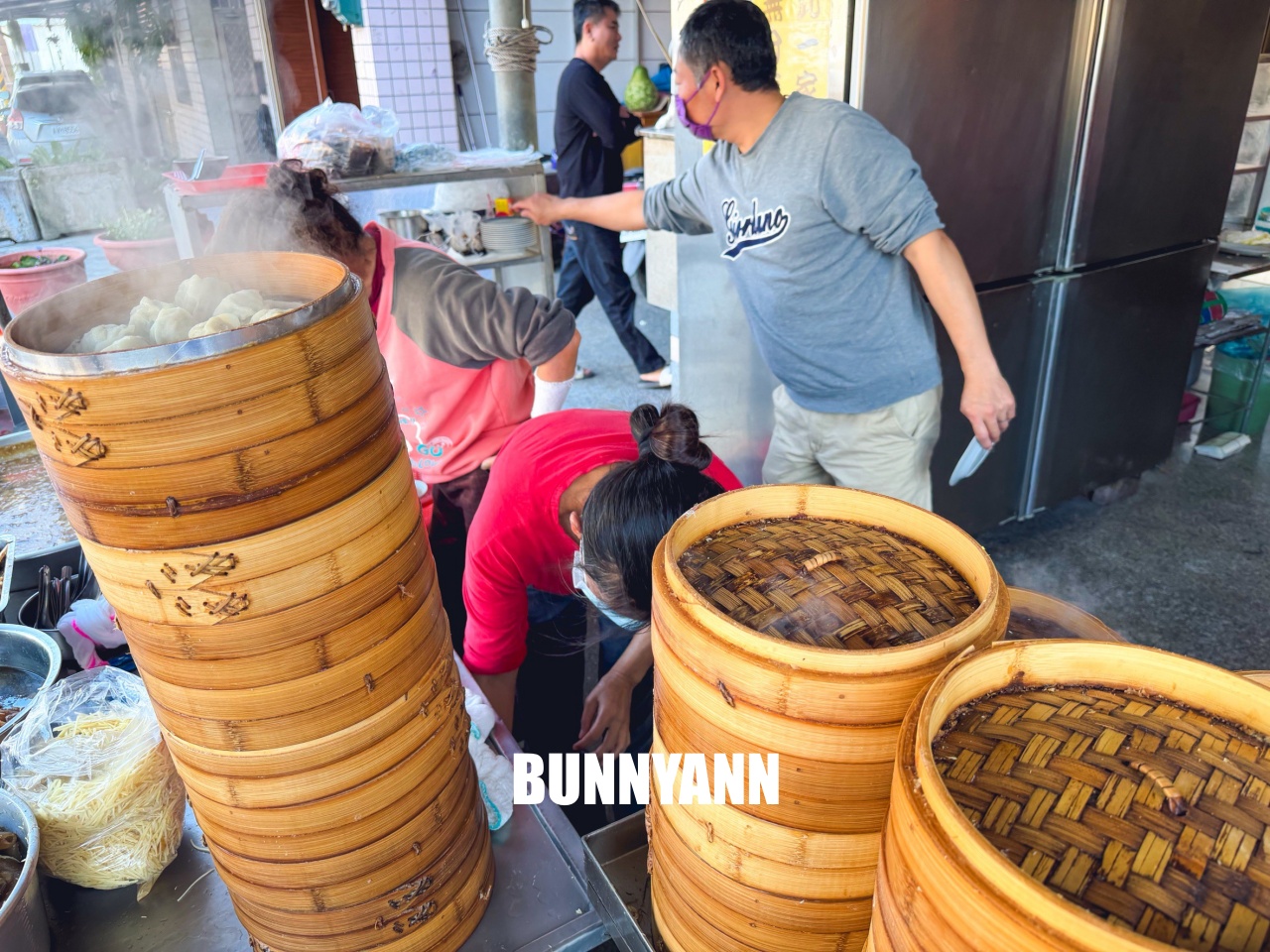 新港美食【陳氏姊妹蒸餃】現包現蒸一籠50元皮薄餡多，酸辣湯整鍋滿滿料超霸氣！