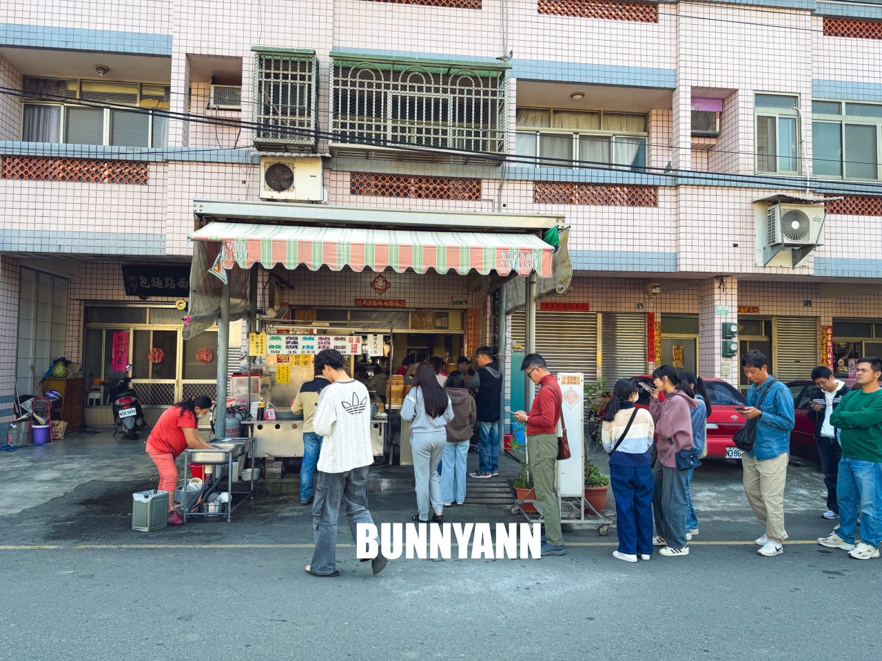 新港美食【陳氏姊妹蒸餃】現包現蒸一籠50元皮薄餡多，酸辣湯整鍋滿滿料超霸氣！