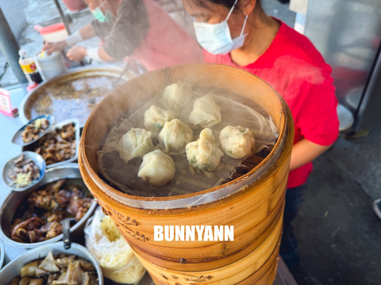 新港美食【陳氏姊妹蒸餃】現包現蒸一籠50元皮薄餡多，酸辣湯整鍋滿滿料超霸氣！