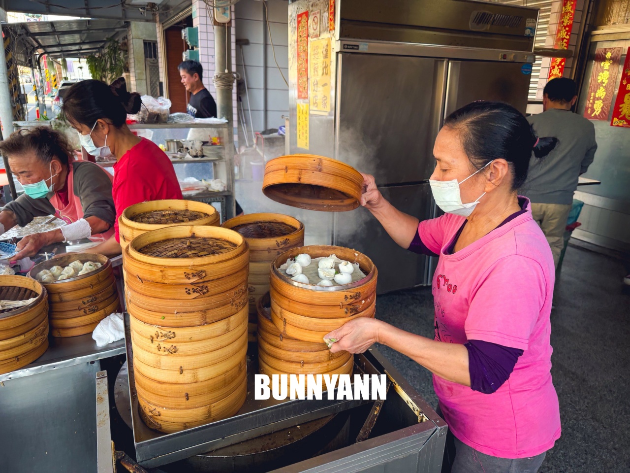 新港美食【陳氏姊妹蒸餃】現包現蒸一籠50元皮薄餡多，酸辣湯整鍋滿滿料超霸氣！