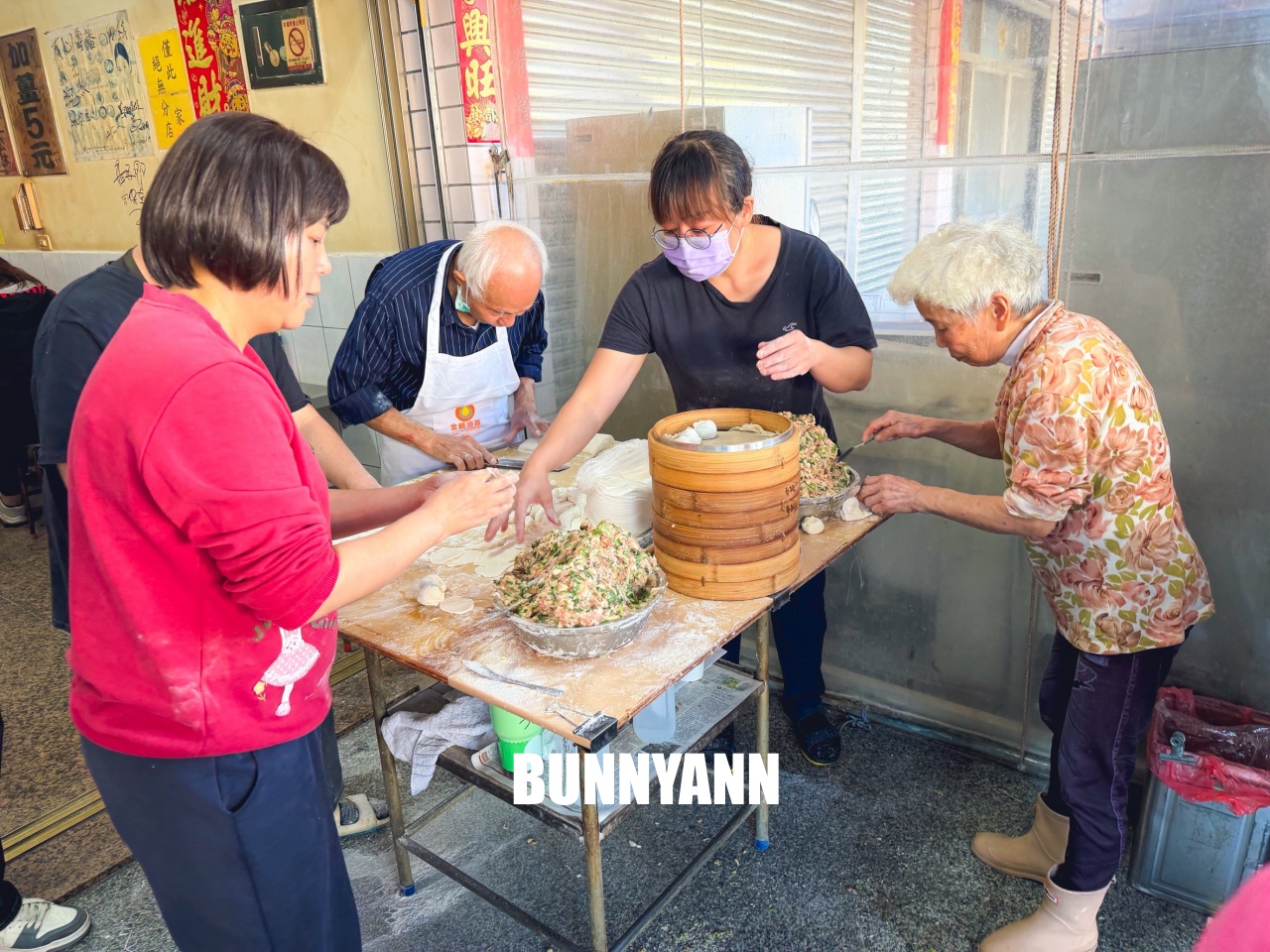 新港美食【陳氏姊妹蒸餃】現包現蒸一籠50元皮薄餡多，酸辣湯整鍋滿滿料超霸氣！