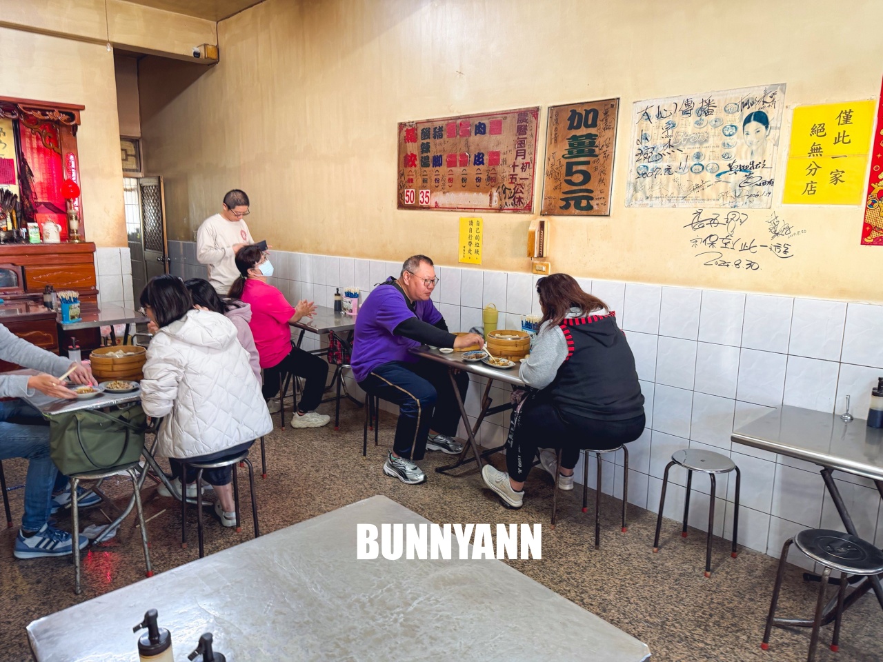 新港美食【陳氏姊妹蒸餃】現包現蒸一籠50元皮薄餡多，酸辣湯整鍋滿滿料超霸氣！