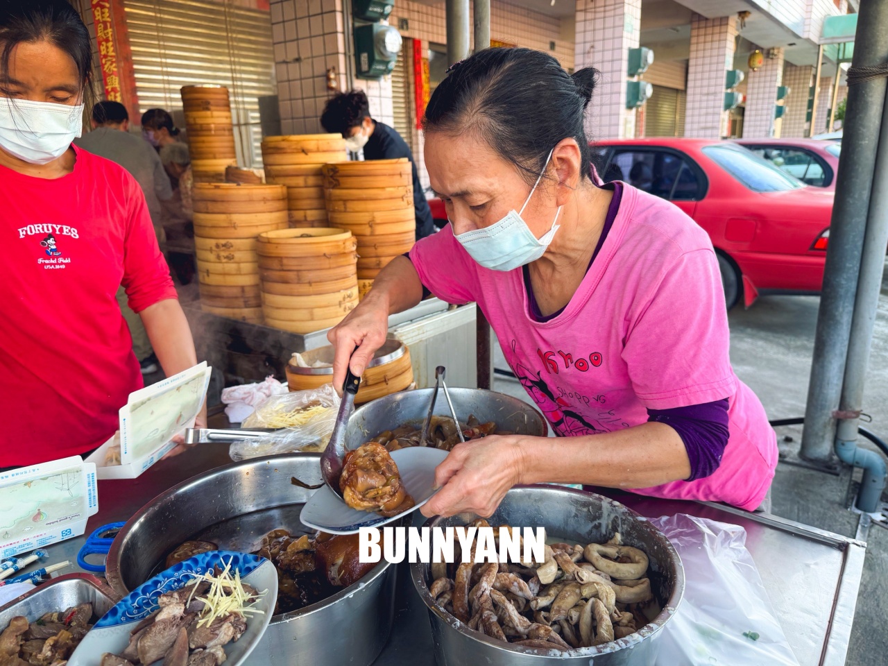 新港美食【陳氏姊妹蒸餃】現包現蒸一籠50元皮薄餡多，酸辣湯整鍋滿滿料超霸氣！