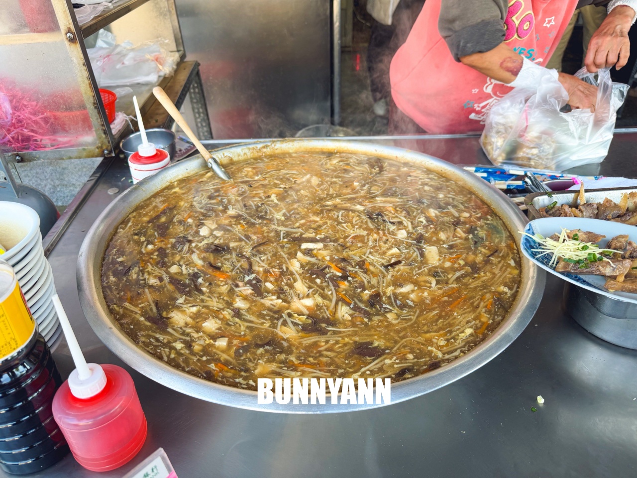 新港美食【陳氏姊妹蒸餃】現包現蒸一籠50元皮薄餡多，酸辣湯整鍋滿滿料超霸氣！